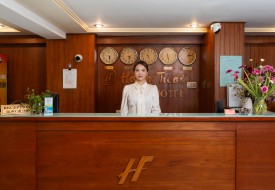 Lễ Tân Khách Sạn